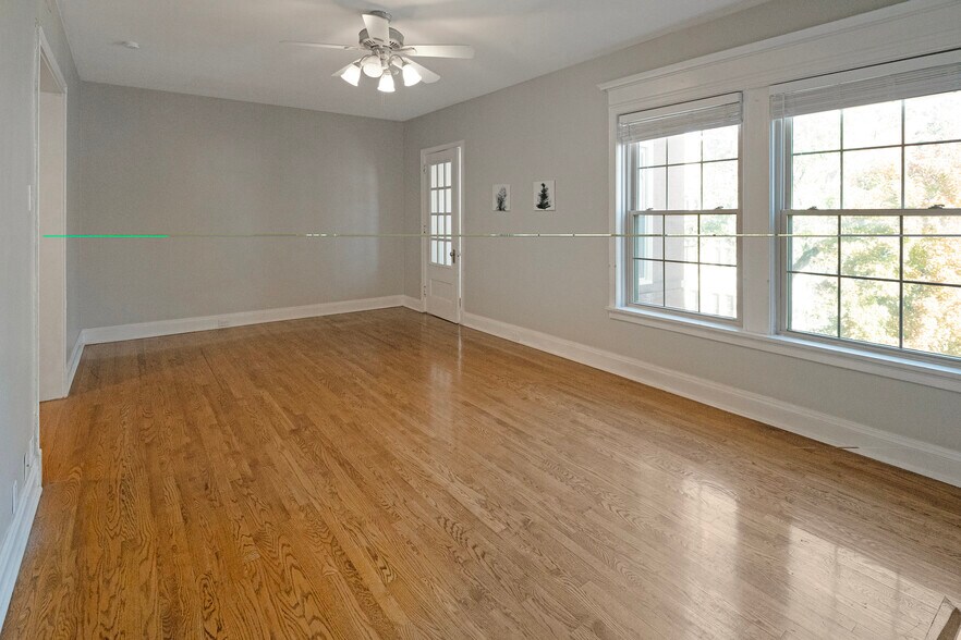 Lots of natural sunlight! - 4512 Westminster Plz