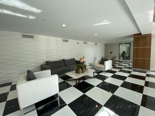 Building Photo - 1800 N Bayshore Dr