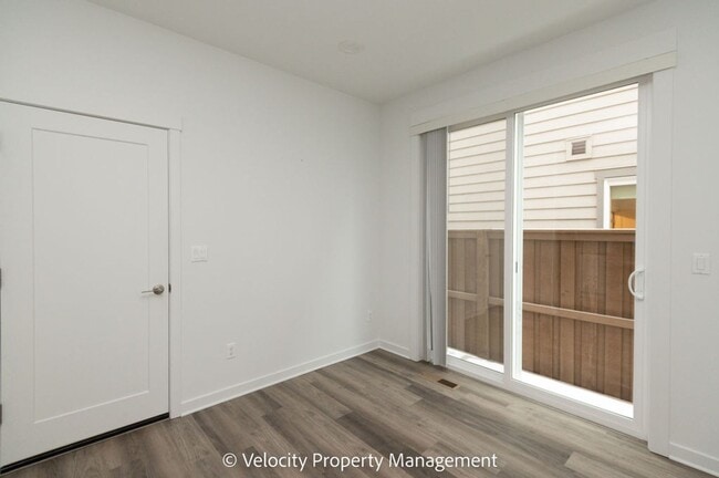 Building Photo - 3 Bedroom Townhome close to Hospital!
