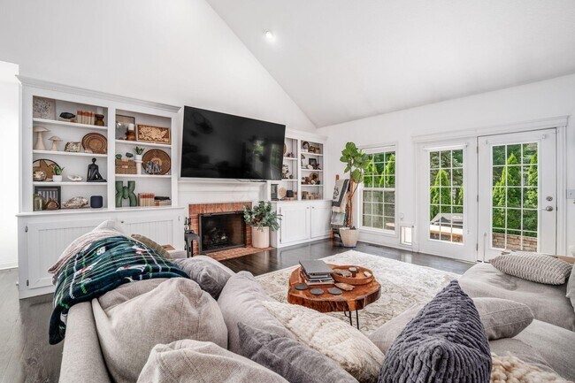 Building Photo - 7179 Fernridge Dr