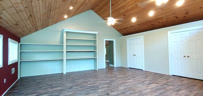 spacious master bedroom - 3582 Northridge Rd