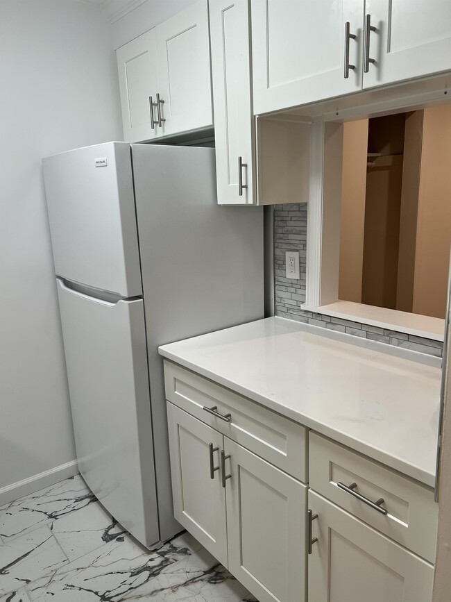 Building Photo - 9B Hemlock Dr