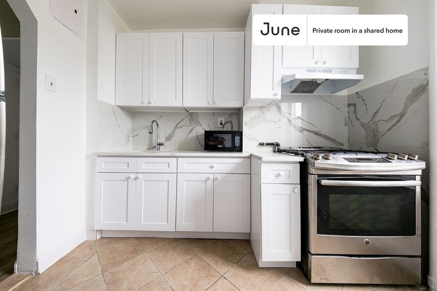 Building Photo - Room in Shared 4 bed/1 bath home in Sunset Park