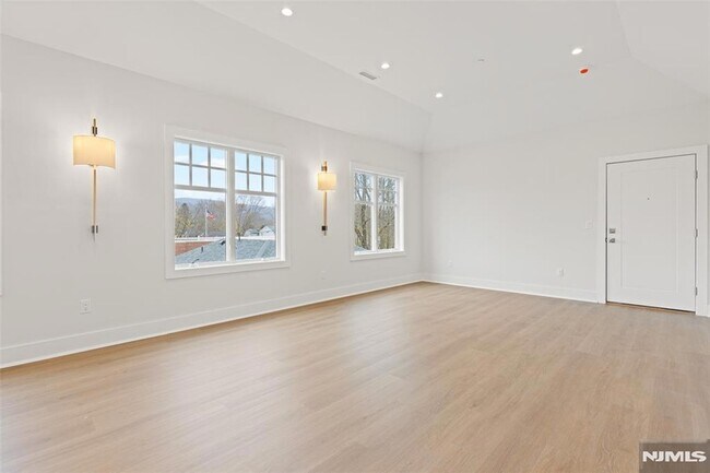 Building Photo - 445 Ramapo Valley Rd