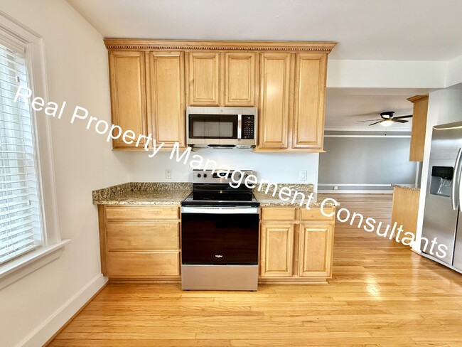 Building Photo - Prime Plaza Location 2 bed 2 bath in Eugen...