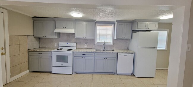 Building Photo - UPDATED COUNTRY PROPERTY