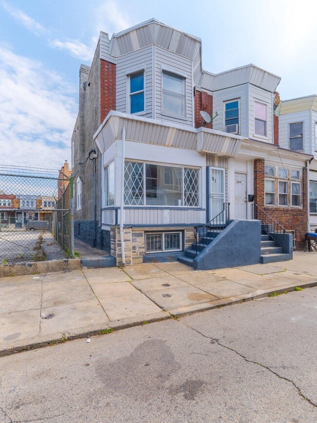 Building Photo - 1823 S Yewdall St