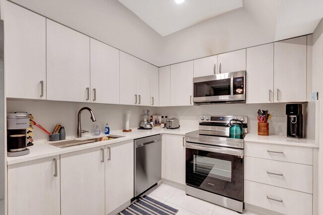 Building Photo - 7369 Orangewood Ln