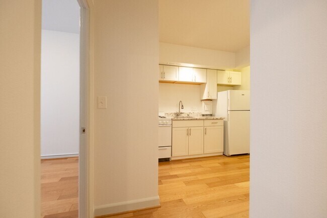 Building Photo - Historic Charm and Modern Comfort in Downt...