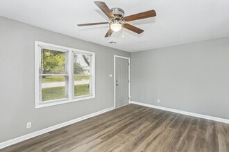 Building Photo - 2925 E Maplewood Dr