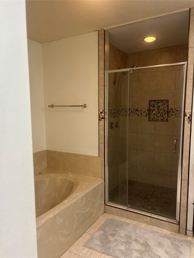 Building Photo - 9948 Twin Shores Dr
