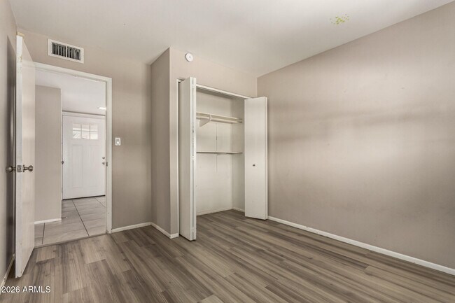 Building Photo - 105 E Manhatton Dr