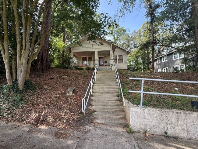 Building Photo - DOWNTOWN house with W/D avail NOW!