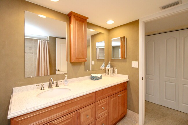 Building Photo - ** 2/2 CHARMING FURNISHED CONDO AT THE ISL...