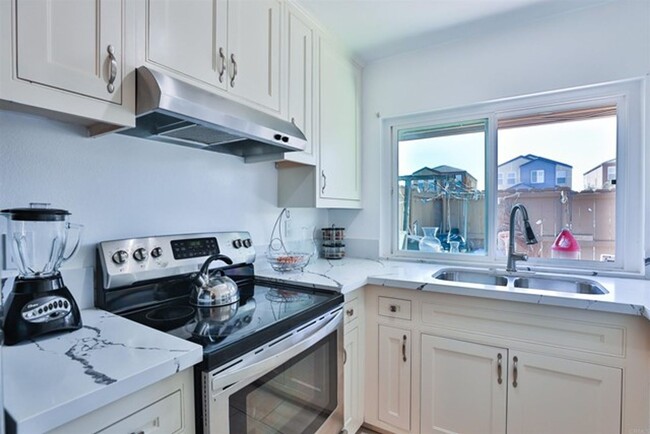 Building Photo - Lovely 3 Bedroom Townhome in Chula Vista!