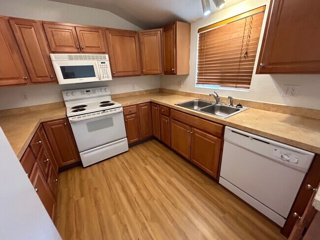 Primary Photo - 140 B St