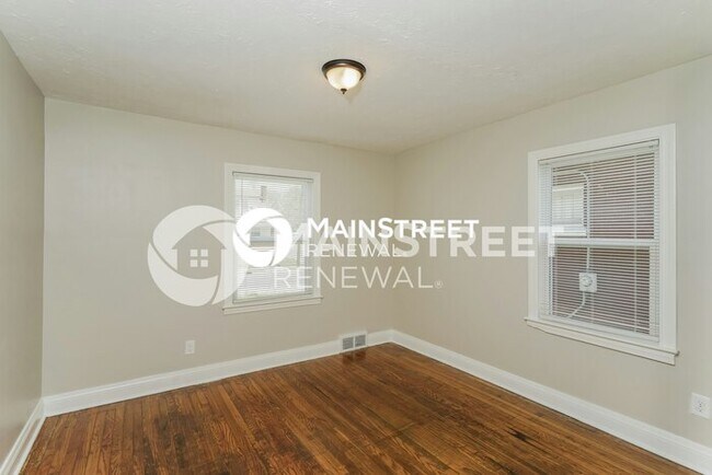 Building Photo - 3 Bedroom Pet-Friendly Home in Louisville, KY with Main Street Renewal