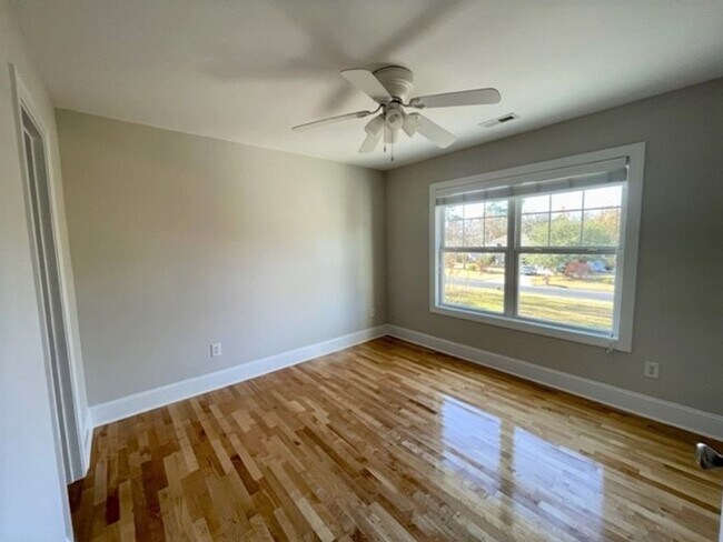 Building Photo - CASTLE LAKES - HOME W/ POOL