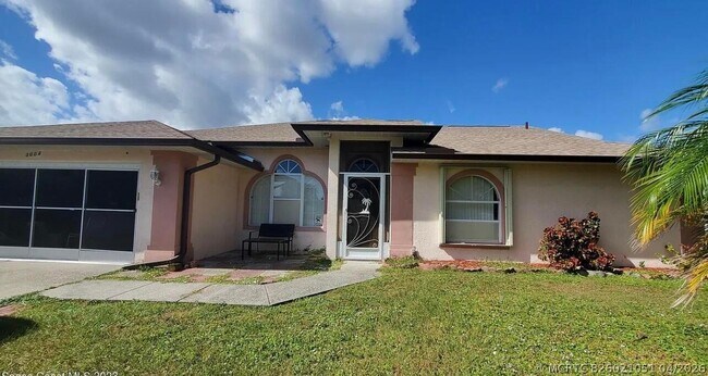 Building Photo - 3004 Suntan Ct SE