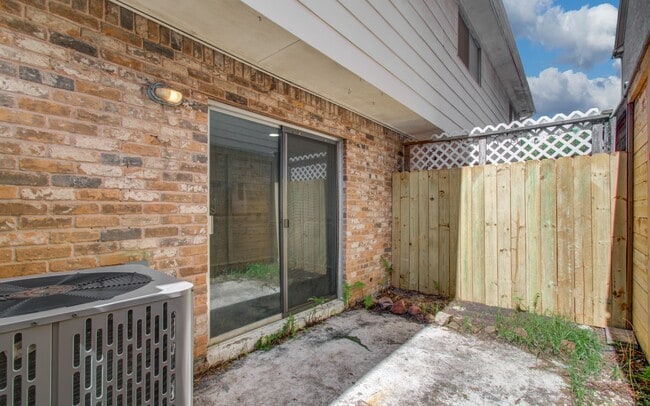 Building Photo - 1713 Huldy St