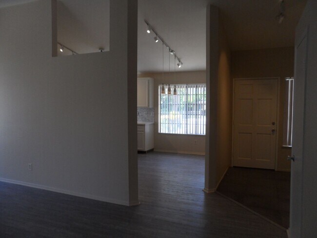 Building Photo - Spacious 2 Bed/2 Bath Home In Cathedral City!