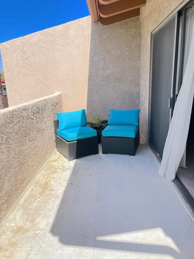 Building Photo - 494 E Calle Begonia