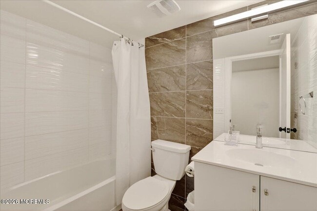 Building Photo - 475 Monmouth Pl