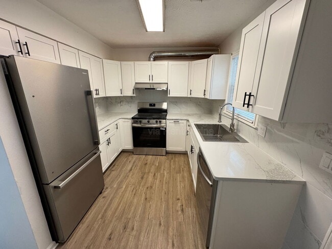 Building Photo - 1301 Sweet Pine Dr