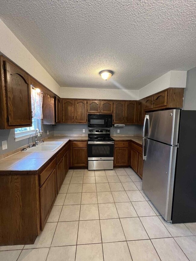 Building Photo - COMING SOON: CUTE 3 BEDROOM / 2 BATHROOM HOUSE IN CARTERVILLE MO!! FENCED IN YARD AND GARAGE!!