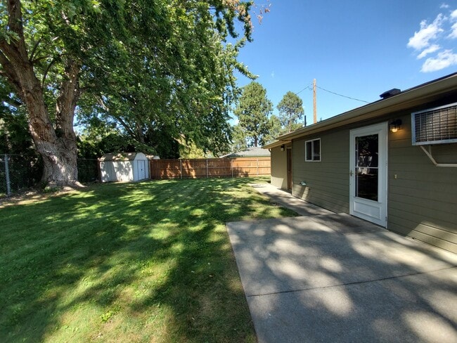 Building Photo - 906 Rd 46