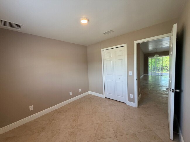 Building Photo - 3 Bedroom 2 Bath Duplex