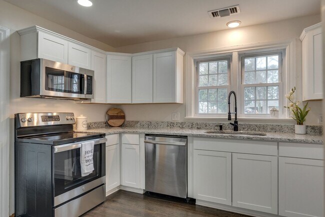 Building Photo - 4 Bedroom, 3 Bath Home w/  1 Car Garage