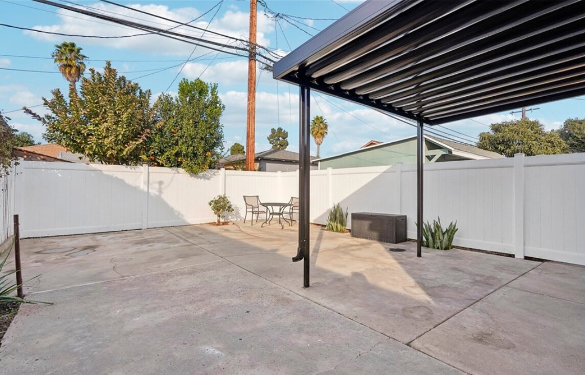 Building Photo - 313 E Silva St