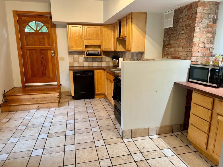 Building Photo - 1235 Highland St