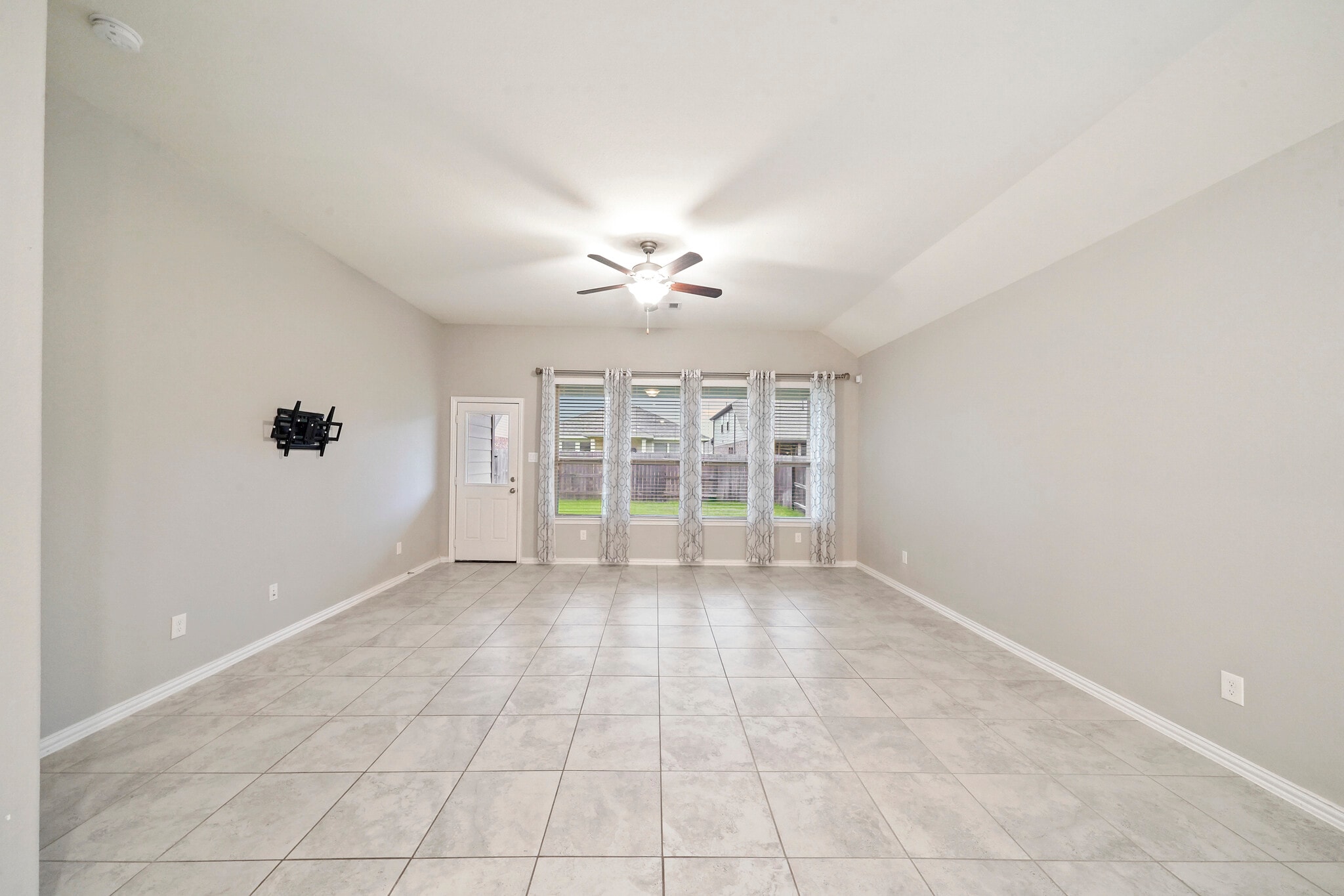 Building Photo - 27910 Augusta View Dr