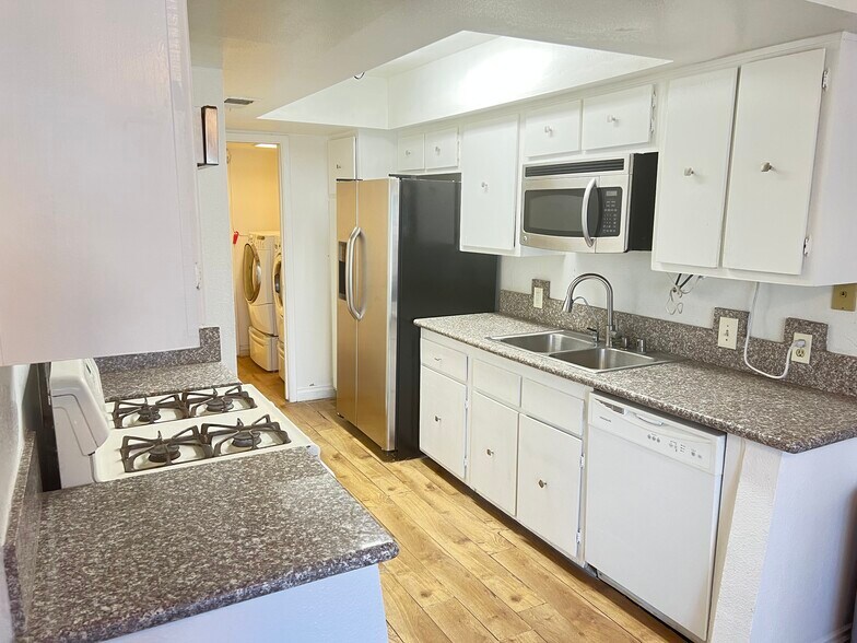 Building Photo - 4519 Buena Vista Dr