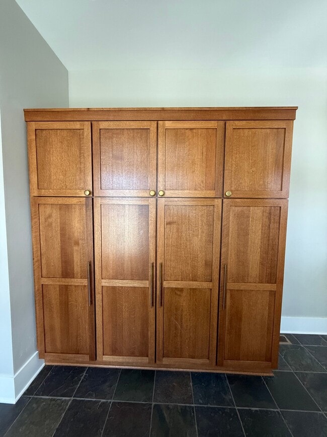 Building Photo - 425 S Yellowstone St