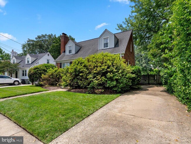 Building Photo - 404 S George Mason Dr