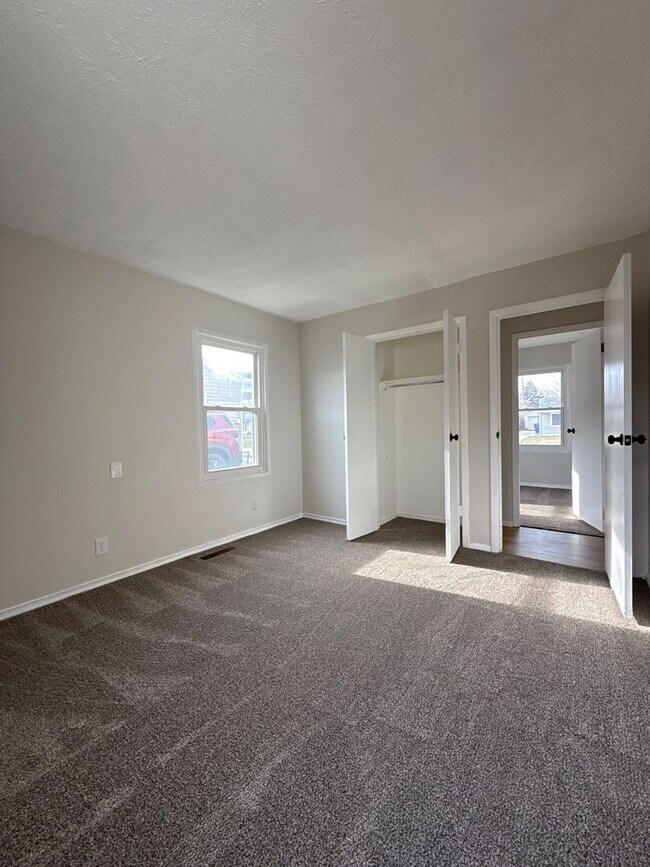 Building Photo - Beautifully Updated 3BR Home w/ Fenced Yard & 2-Car Garage