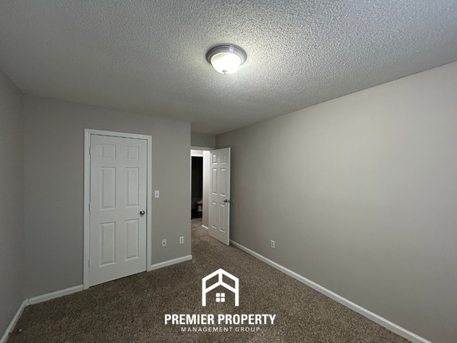 Building Photo - Cozy 3BR Home with Fireplace, Hardwood Floors & Fenced Yard in Memphis