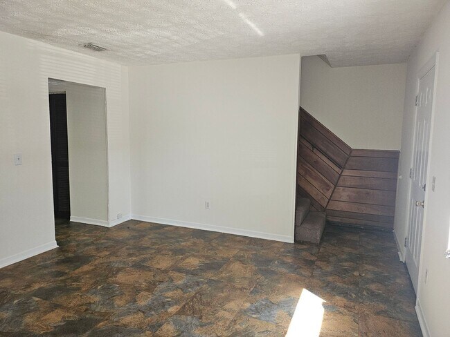Building Photo - $1175 - 2/1.5 - Fresh Unfurnished - Arling...