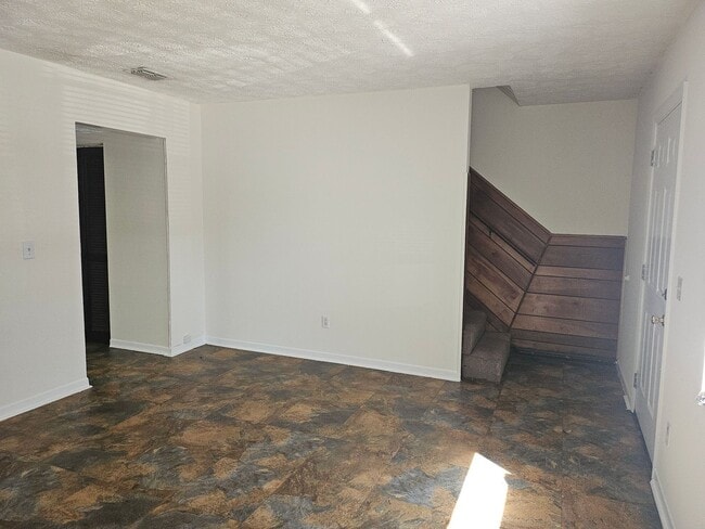 Building Photo - $1200 - 2/1.5 - Fresh Unfurnished - Arling...