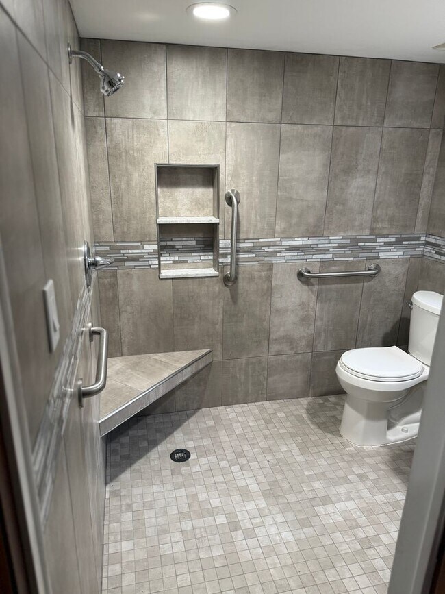 Building Photo - Awesome Property for an Awesome Price