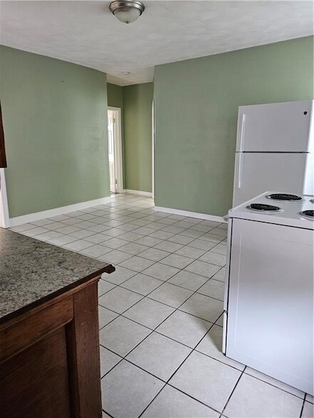 Building Photo - 37 Pleasant St