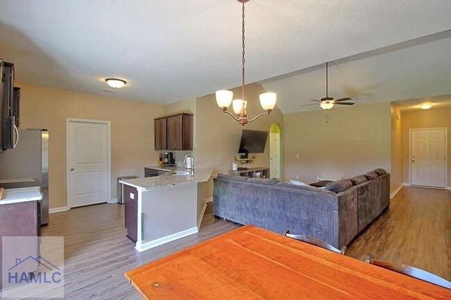 Building Photo - 50 Sunflower Cir NE