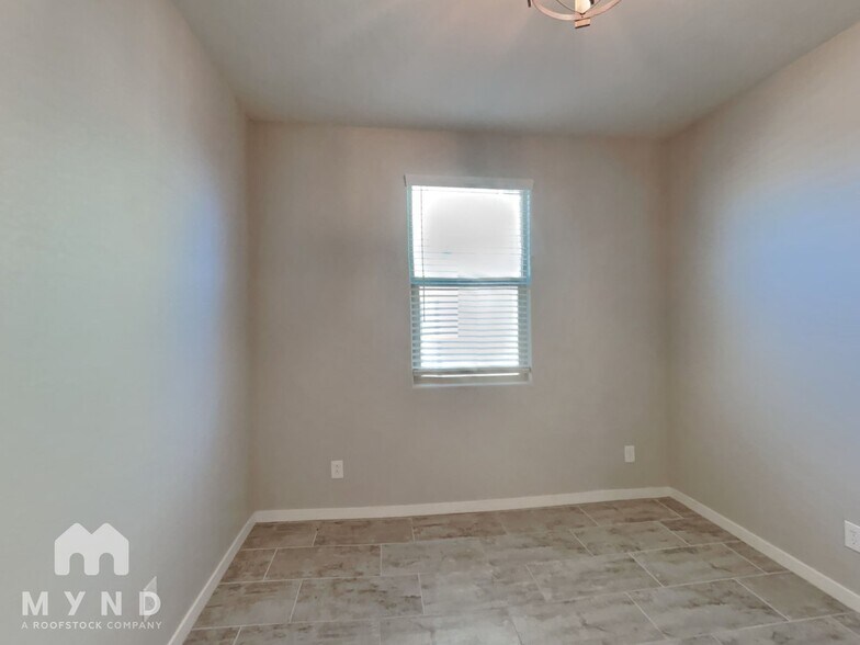 Building Photo - 9520 Thatcher Ave