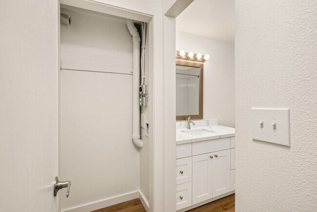 Building Photo - NEW, HIGH-END RENOVATED  1 bed / 1 bath at the Lydia in Ballard! In-Unit Laundry! 2 WEEKS FREE