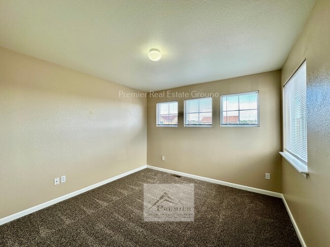 Building Photo - 8486 Meadowcrest Dr