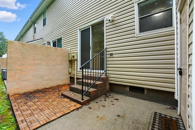 Building Photo - 1101 Surry Ln