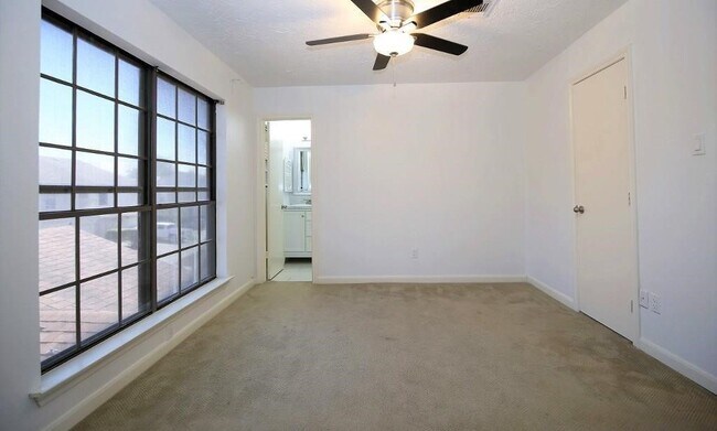 Building Photo - 800 Country Pl Dr